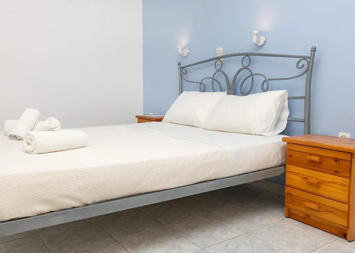 John's Economy Apartment *